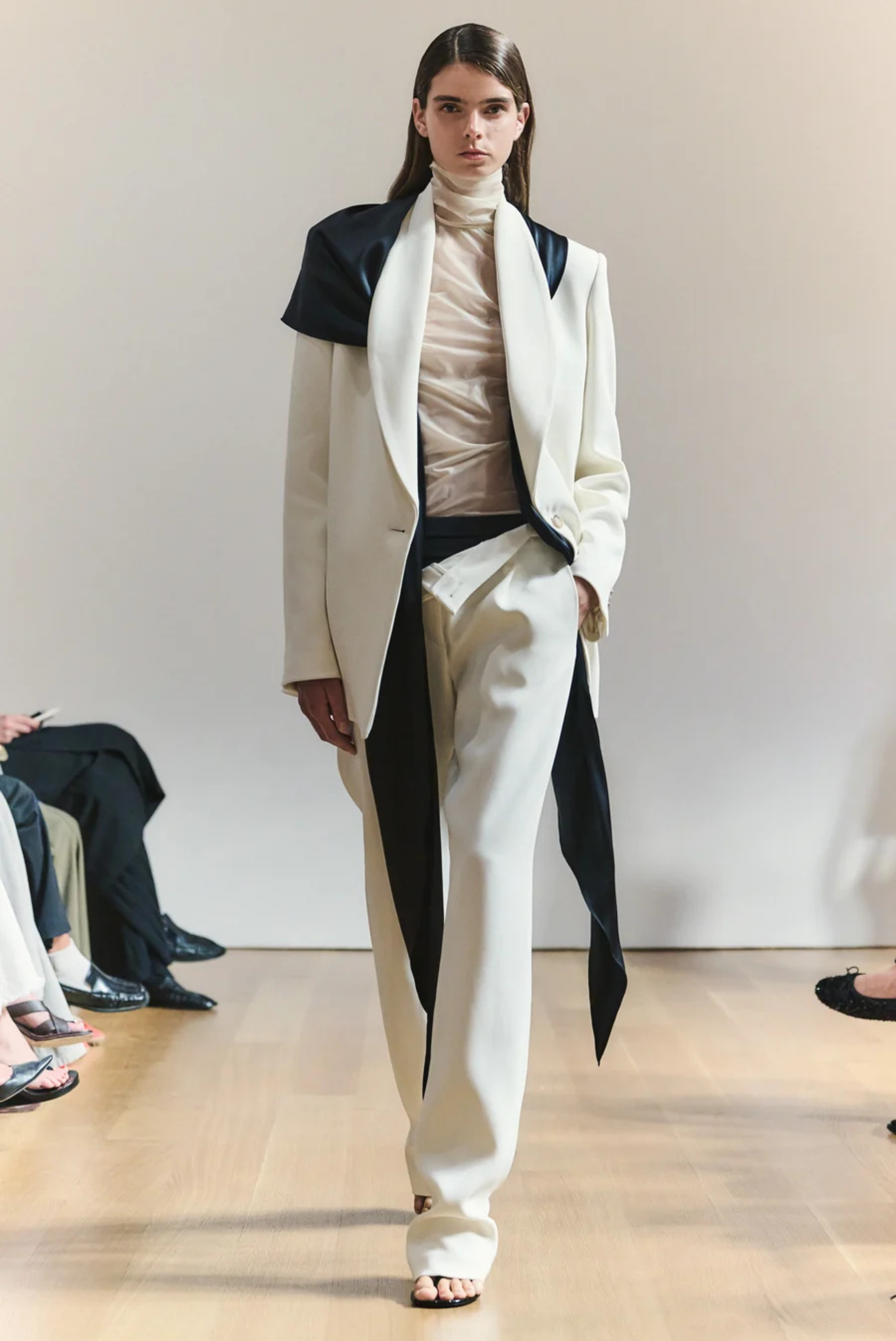 The Ashlyn Scarf Tailoring Jacket Ivory / Black